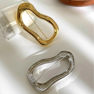 Minimalist irregular wave-shaped hollow brooches in gold and silver finish for women