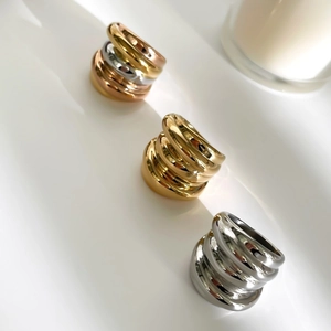 Drei mehrlagig gewickelte Ringe aus Gold- und Silber-Edelstahl mit Poliereffekt