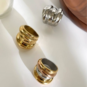 Moderne goldene und silberne mehrschichtige Edelstahlringe für Damen im Stapeldesign