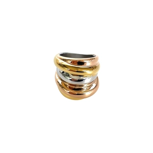 Mehrlagiger Edelstahlring in Gold, Silber und Roségold mit gewellten, gestapelten Bändern
