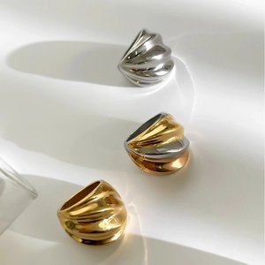 Anillos de acero inoxidable pulido con textura acanalada en oro y plata para mujer