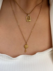 Gelaagde 18K vergulde slangenketting met rooshanger en vintage sleutelketting met kristal