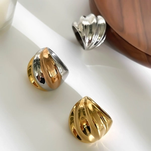Anillos anchos de acero inoxidable con texturas onduladas en color oro y plata