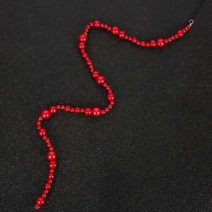 Chaîne de cheveux élégante en perles ABS rouges avec dégradé de tailles et fini brillant
