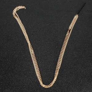 Detailansicht goldener Lorbeerblatt-Haarkette mit Doppelreihe auf Sternenhintergrund