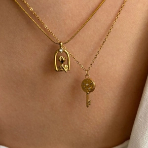 18K vergulde roestvrijstalen ketting met sleutel roos hanger en kristallen