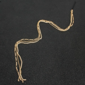Detail der mehrlagigen goldenen Haarverlängerungskette mit elegantem Wellen-Gliederdesign