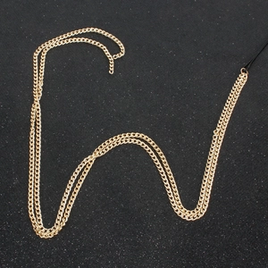 Detailansicht der goldfarbenen Haar-Kette im Wellen-Stil mit schwarzer Hakenbefestigung