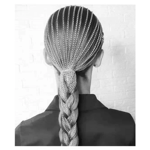 Détail de la coiffe à chaînes à plusieurs couches tressée dans une longue coiffure
