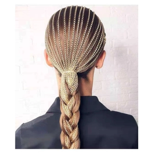 Vue détaillée de longues chaînes dorées tressées dans une coiffure en queue de cheval