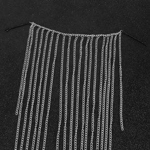 Bijou de tête argenté à pampilles avec barrettes noires pour un style de rue tendance