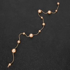 Detail von Perlenhaarklammern mit langen Quasten in Roségold für elegantes Braut-Styling
