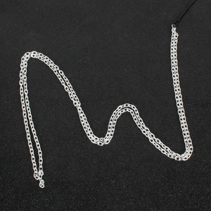 Elegante catena per capelli in metallo argento per donna su superficie nera