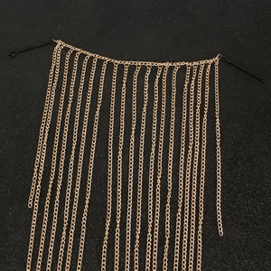 Bijou de tête tendance à chaînes dorées avec clips sur fond noir texturé