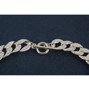 Detail van gouden Cubaanse ketting met micro-pavé strass steentjes en OT-schakelsluiting