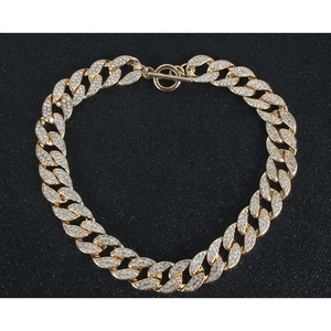 Detailopname van gouden Cubaanse schakelketting met micro-pave strassteentjes en OT-sluiting