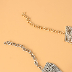 Détail d'un collier ras du cou en strass brillants avec chaîne réglable