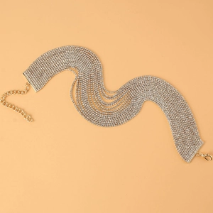 Gros plan détaillé du collier choker large à strass brillants avec fermoir doré