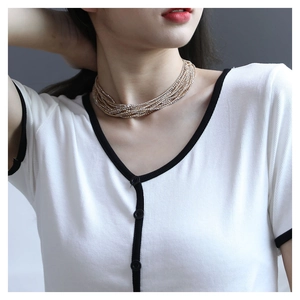 Collier ras du cou multicouche élégant en perles dorées et argentées sur mannequin