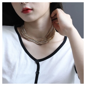 Collier ras du cou doré multicouche élégant avec strass brillants pour femmes chic