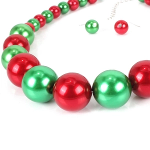 Macro di collana e orecchini con perle metalliche rosse e verdi per Natale