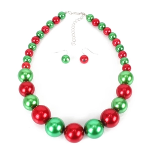 Dettaglio del set festivo di collana e orecchini di perle rosse e verdi per Natale