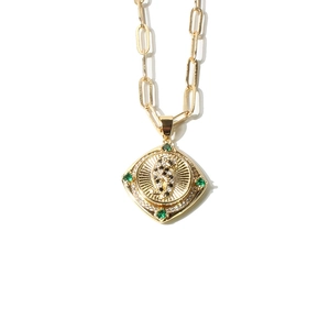 Collier hip hop doré avec pendentif signe dollar serti d'émeraudes vertes