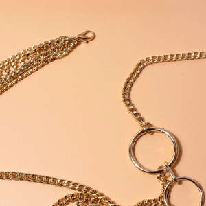 Catena per il corpo multistrato dorata esagerata con anelli metallici e chiusura a moschettone