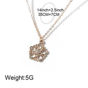 Collana con pendente a foglia in oro rosa e cristalli, 35cm con estensione di 7cm