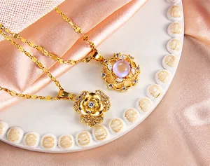 Detail von Roségold-Halsketten mit funkelnden Kristallen und schillerndem Edelstein