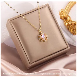 Detaillierte Nahaufnahme der goldenen Blumenhalskette auf einer Schmuckschatulle mit Spitze