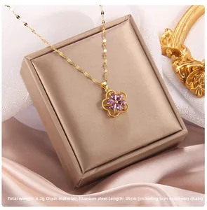 Detailaufnahme einer goldener Blumenkette mit lila Zirkonia-Blüten auf einer Titanstahlkette