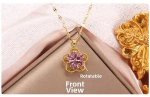 Detail einer drehbaren goldenen Blumenkette mit lila Zirkon und matten Perlenrändern