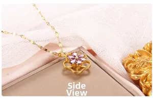 Seitenansicht der goldenen Blumenkette mit lila Kristall-Anhängern und feiner Gliederkette