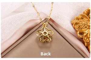 Nahaufnahme der Rückansicht mit der Hohlstruktur eines goldenen Blumenanhängers