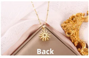 Detailansicht der Rückseite eines Sonnenanhängers an einer feinen goldfarbenen Kette
