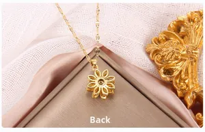 Detailansicht der Rückseite des goldenen Blumenanhängers mit filigranem Hohlmuster Design
