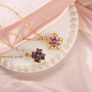 Elegante goldene Halsketten aus Titanstahl mit violetten Blumen- und Kleeblattanhängern