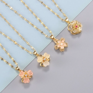 Goldenes Halsketten-Set mit rosa Katzenaugen-Blumen und Emaille-Anhängern