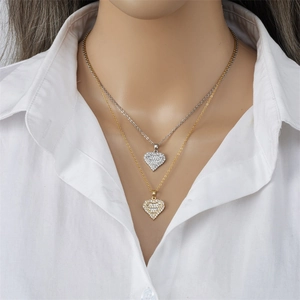 Collier double rangée avec pendentifs cœurs or et argent sertis de zircons brillants