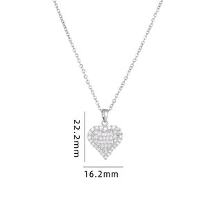Détail du pendentif cœur avec incrustation de zircon et dimensions exactes en millimètres