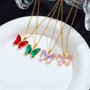 Collar de mariposa de cristal de colores con cadena dorada en cuatro tonos vibrantes