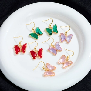 Set de pendientes de mariposa de cristal coloridos con ganchos dorados y circonitas