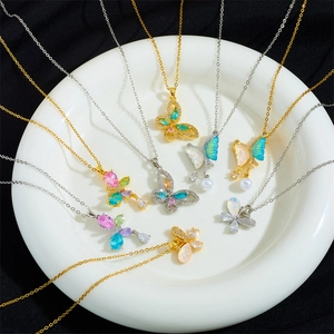 Collana con Pendente a Farfalla in Acciaio Inossidabile per Donna Strass Colorati Perla Artificiale Nappa Gioielli