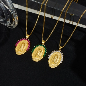 Collares con colgante de Virgen María de Guadalupe dorados con pedrería de colores