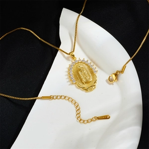 Collar con colgante de Virgen María en oro con cristales blancos y cadena de acero fino