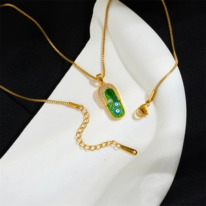 Goldener 18K Edelstahl-Slipper-Anhänger mit grünem Böser-Blick-Muster und Zirkonia