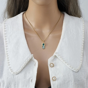 18K vergoldete Halskette mit Flip-Flop-Anhänger und Evil Eye Motiv an einem Model
