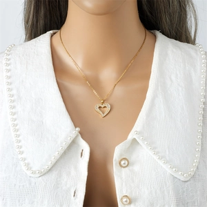 Halskette mit Zirkonia Herzanhänger aus Gold für Damen mit eleganter Spitzenkleidung