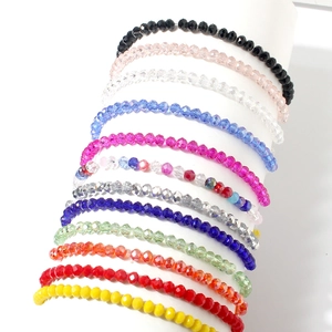 Nahaufnahme bunter facettierter Kristallperlenarmbänder in 12 Farben auf dem Display